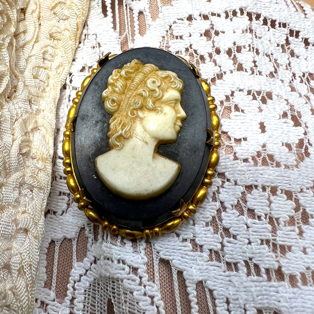 VINTAGE COSTUME CAMEO PIN 1960’s